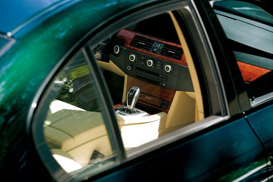 Интерьер Alpina B5 S Limousine (E60) 2007 года  (фото 23 из 35)